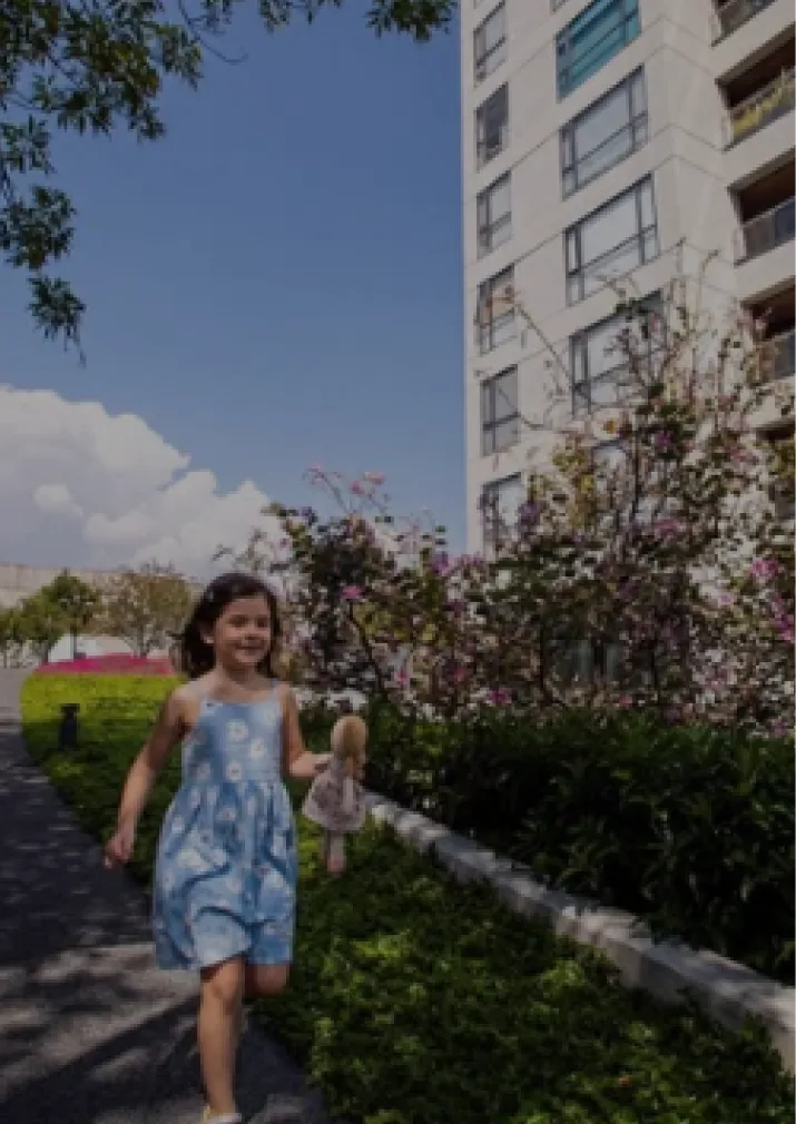 Niña caminando por los jardines de Origina Pedregal